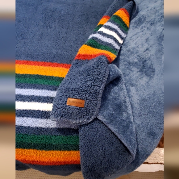 Pendleton Sherpa Fleece Reversible Blue, Orange/Red/GreenStripe Blanket King EUC - Picture 2 of 10